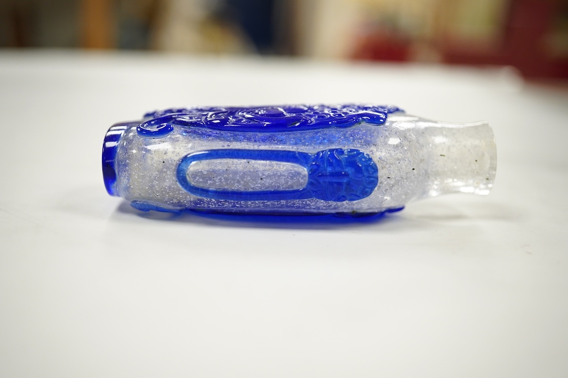 A Chinese overlaid glass snuff bottle, 8cm high